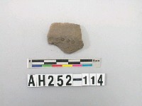 藏品(灰色夾砂折肩陶片)的圖片